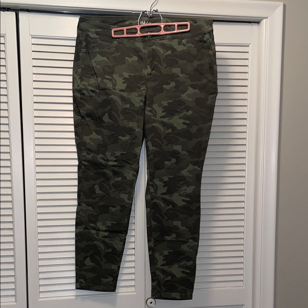 Style & Co. Green Camouflage curvy Skinny Leg Pants, Size 16